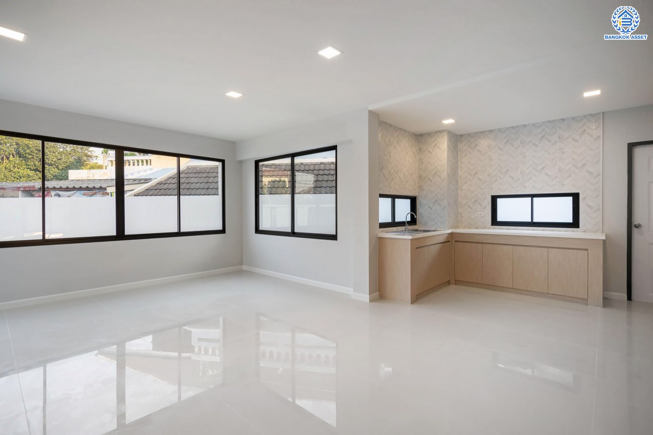 บ้านมือสองตกแต่งใหม่ ดีไซน์สวย โครงการ ลาดพร้าว130 ลาดพร้าว หลังใหญ่ถึง 154 ตร.ว. ฟังก์ชัน 4 ห้องนอน 5 ห้องน้ำ 1 ห้องแม่บ้าน จอดรถได้ 2 คัน พื้นที่ใช้สอยกว่า 589 ตร.ม. รองรับทุกกิจกรรม บนทำเลเชื่อมต่อหลายเส้นทาง อาทิ ถนนรัชดาภิเษก, ถนนเสรีไทย, ถนนรามคำแหง ใกล้จุดขึ้นทางด่วน "ฉลองรัช" ใกล้รถไฟฟ้าสายสีเหลือง "สถานีลาดพร้าว101" และรถไฟฟ้าสายสีส้ม "หัวหมาก"